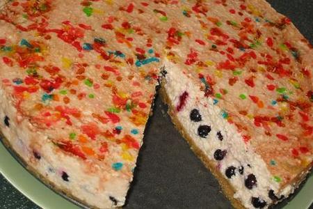 Творожный торт без выпечки на основе из печенья