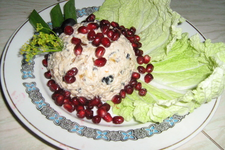 Салат из куриной грудки с черносливом и маслинами