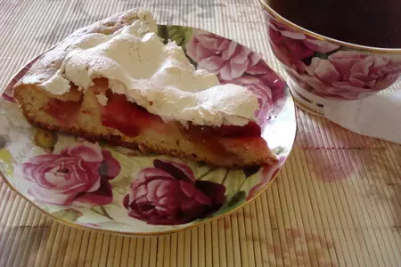 Пирог со сливами и безе