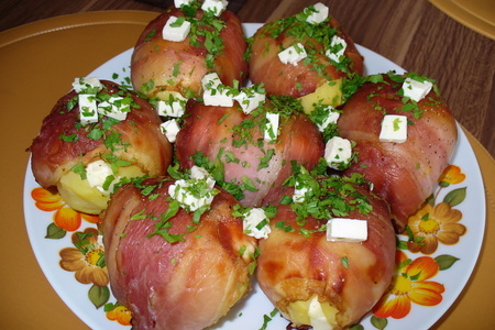 Фото к рецепту: Картошка с брынзой запечёная в беконе