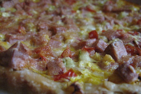 Сочная пицца на тонком кефирном тесте