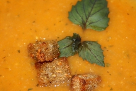 Крем-суп из кабачка с прованскими травами и чесночными гренками