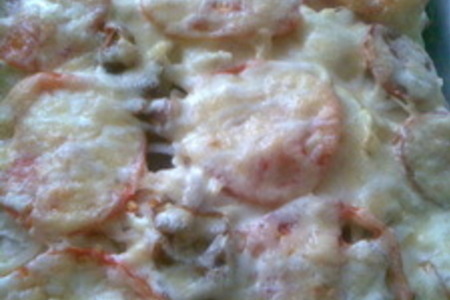 Фото к рецепту: Картошка с курицей под помидорами