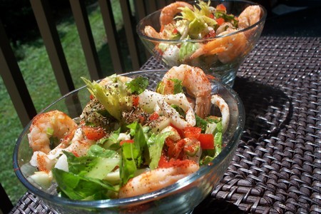 Фото к рецепту: Салат с креветками и кальмарами