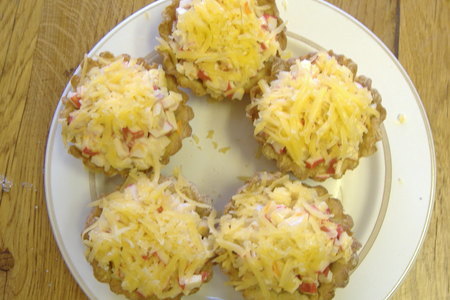 Фото к рецепту: Тарталетки с салатом из крабовых палочек