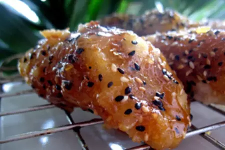 Бананы в кунжутной карамели