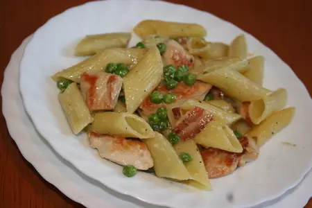 Курица и пенне со сливками и беконом