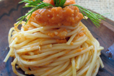 Фото к рецепту: Спагетти под морковно-ореховым соусом