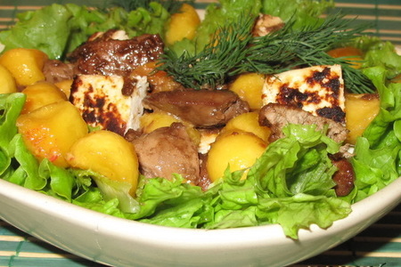 Салат из куриной печенки с персиком и жареным сыром