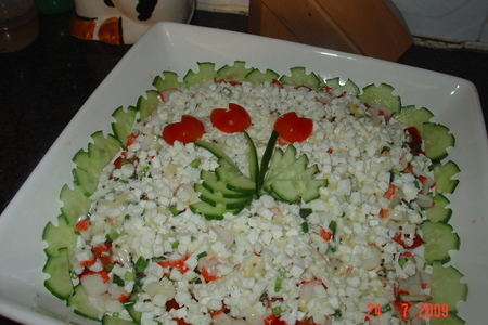 Салат овощной с крабовыми палочками и брынзой