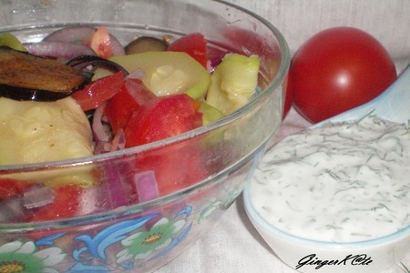 Фото к рецепту: Салат из печеных овощей под йогуртовым соусом