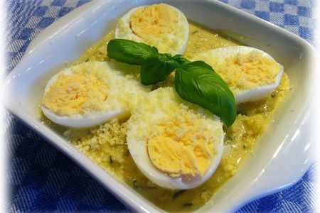 Фото к рецепту: Яйца с соусом из цукини с горчицeй