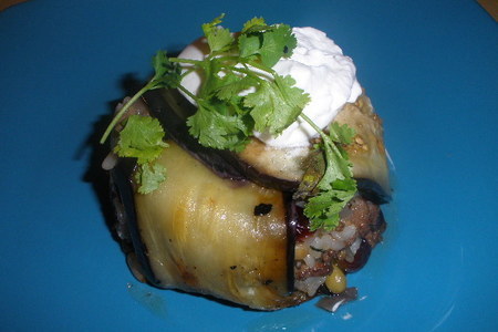 Фото к рецепту: Тимбаль из баклажанов с начинкой из мяса и риса с кедровыми орешками