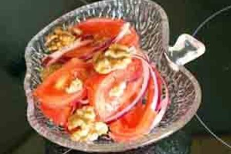 Салат из помидоров, лука, чеснока и орехов (вариант)