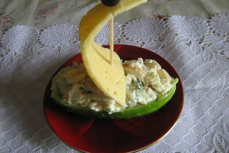 Фото к рецепту: Салат из копчёного кальмара.