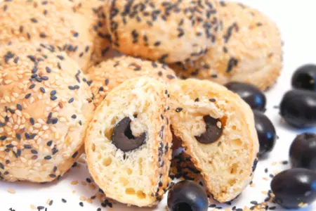 Сырные булочки с начинкой из маслин