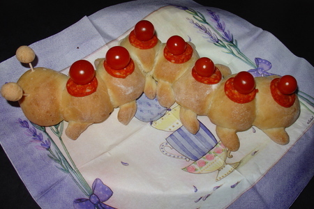 Фото к рецепту: „закусочная гусеничка“. булочки с ливерной колбаской.