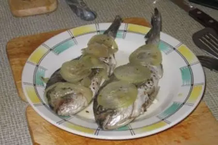 Дорада (морской карась) в фольге с луком