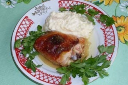 Фото к рецепту: Куриные бедрышки с яблочным пюре