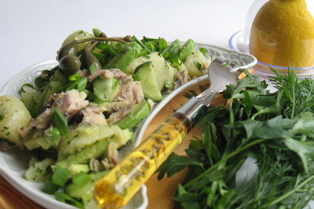 Картофельный салат с рыбкой и авокадо.