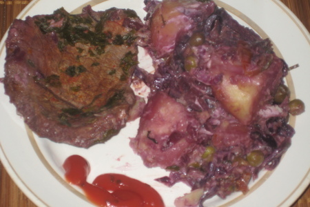 Фото к рецепту: Мяско с овощами и с фиолетовой капустой,с солеными огурчиками из рукава.