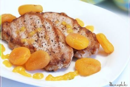 Фото к рецепту: Мясо с курагой, под оригинальным медово-апельсиновым соусом.