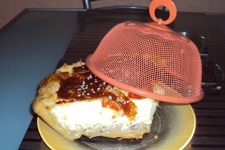 Фото к рецепту: Сырно-луковый пирог с копченым салом и беконом