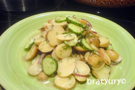Фото к рецепту: Сочный картофельный салат с двумя кулинарными хитростями