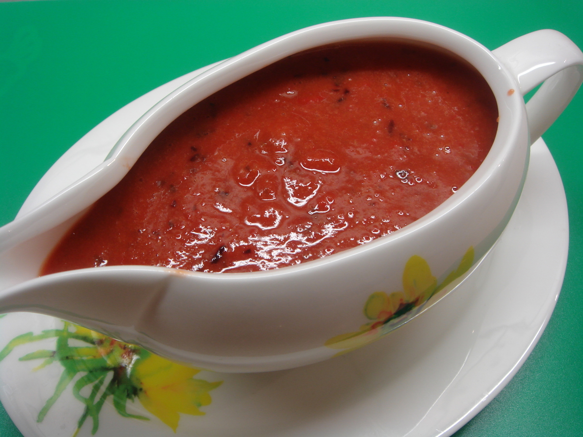 Простой соус к мясу в домашних условиях. Ткемали красный. Соус ткемали красный. Грузинский кетчуп ткемали. Соус сацебели.