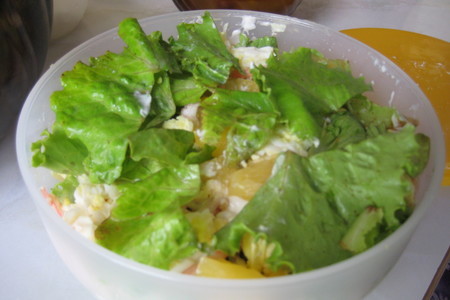 Фото к рецепту: Салат с креветками и ананасами