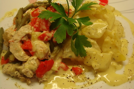 Фото к рецепту: Грудинка индейки с овощами и соусом из творожного сыра (диетично, все на пару).