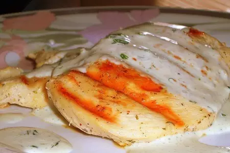 Куриная грудка гриль с соусом