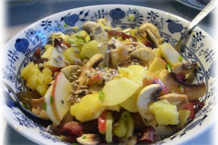 Картофельный  салат сo свежими шампиньонами и яблоками