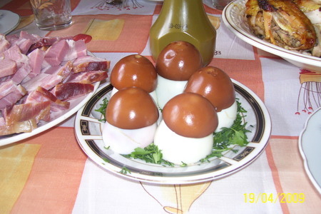 Фото к рецепту: Грибная поляна (яйца фаршированые  )