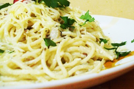 Спагетти"карбонара"с шампиньонами.