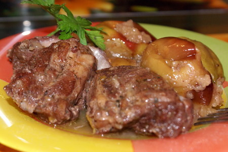 Фото к рецепту: Баранина с черносливом, яблоками и томатами.