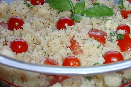 Кус-кус салат с томатами и моцaреллой.