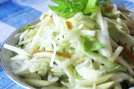 Фото к рецепту: Капустный салат с яблоками и имбирем