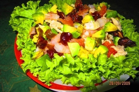 Фото к рецепту: Салат с креветками и финиками