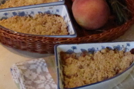 Фото к рецепту: Крамбль с персиками и лавандой
