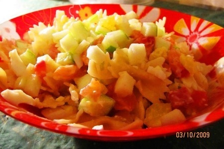 Фото к рецепту: Салат с копченой рыбой и кислым яблоком