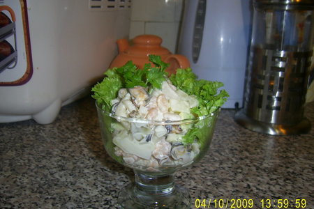 Фото к рецепту: Салат из морепродуктов с авокадо