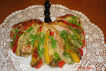 Фото к рецепту: "мясной веер с овощами в медово-горчичном соусе"