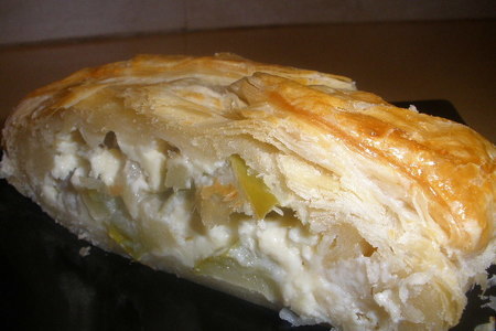 Фото к рецепту: Слоеный пирог с яблочно-творожной начинкой