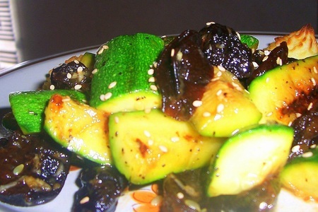 Фото к рецепту: Салат с цуккини и черносливом