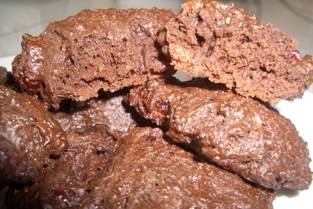 Шоколадное печенье с вишней
