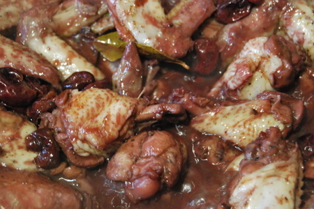 Фото к рецепту: Пряные крылья маринованные в вишне и красном вине и мёде