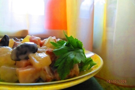 Фото к рецепту: Салат с ананасами и кедровыми орешками