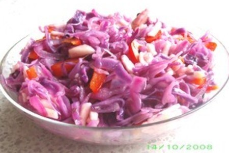 Салат витаминный из красной капусты