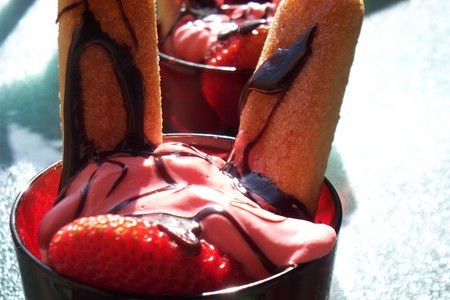 Фото к рецепту: Десерт, клубника со взбитыми сливками " виктория "